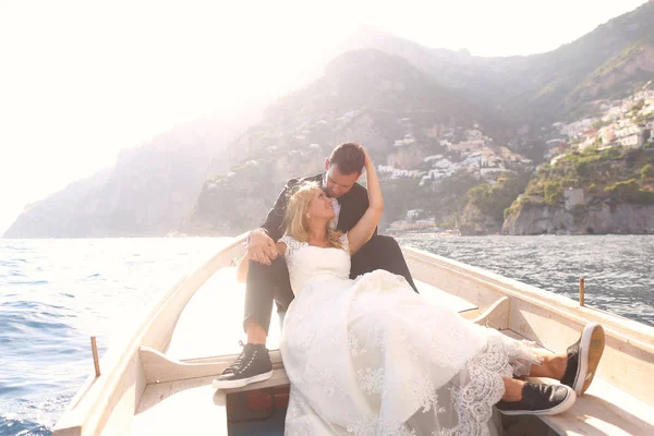 Preciosa novia y novio en un barco de madera —  Fotos de Stock