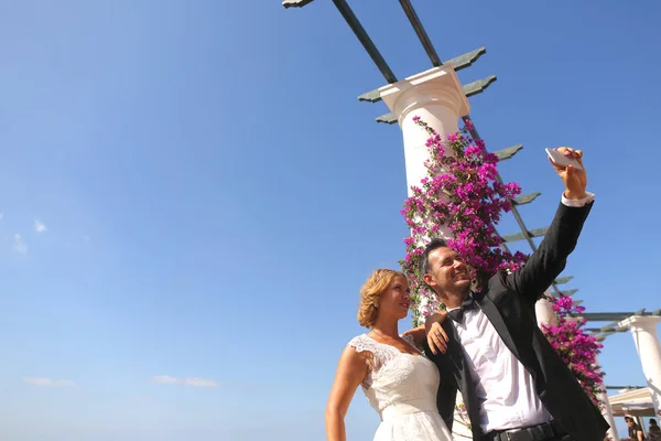 Wunderschöne Braut und Bräutigam posiert im Freien — Stockfoto