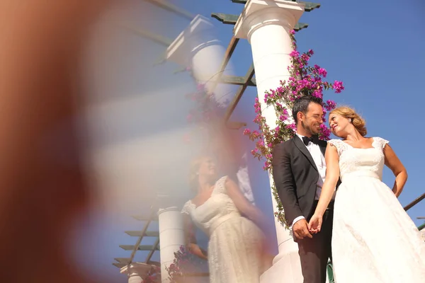 Superbe mariée et marié posant en plein air — Photo