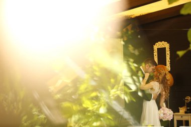 Gelin çift bahçede poz