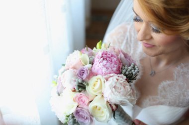 Neşeli gelin wih peçe ve gelin buket düğün gününde