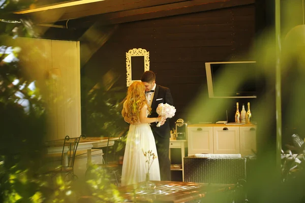 Pareja de novias posando en el jardín — Foto de Stock