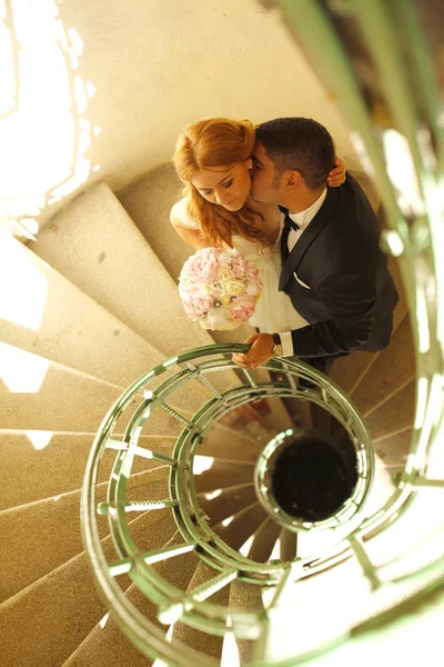 Sposa coppia posa su una scala — Foto Stock