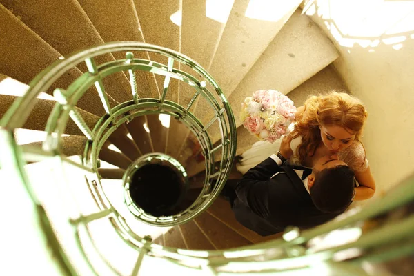 Brautpaar posiert auf einer Treppe — Stockfoto