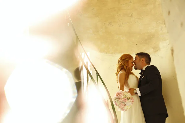 Couple nuptial posant sur un escalier — Photo