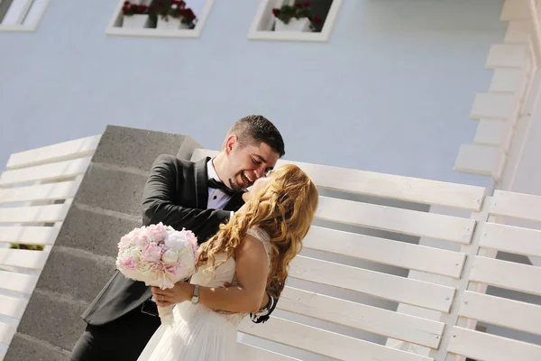 Sposa coppia avendo divertimento all'aperto — Foto Stock