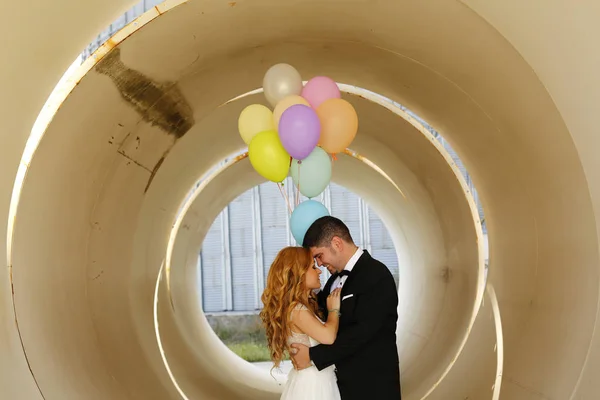 Bella coppia in possesso di palloncini colorati — Foto Stock