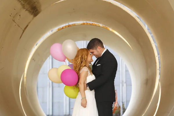Υπέροχο ζευγάρι κρατώντας χρωματιστά μπαλόνια — Φωτογραφία Αρχείου