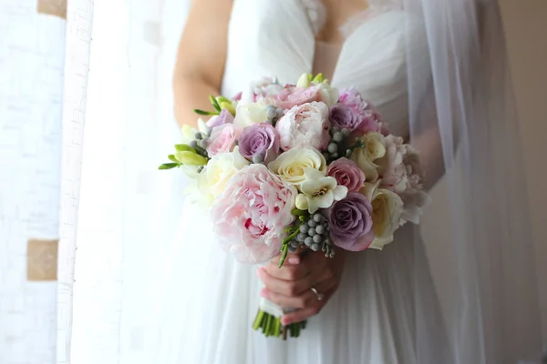 Joyeuse mariée avec voile et bouquet nuptial le jour du mariage — Photo