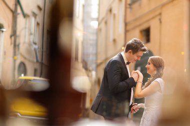 damat ve gelin şehirde