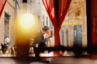 damat ve gelin şehirde