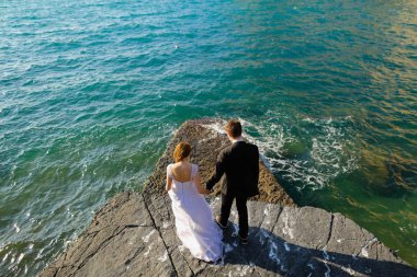 Damat ve gelin denizin kenarında buzlu