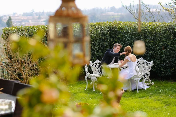 Bräutigam und Braut im Garten — Stockfoto