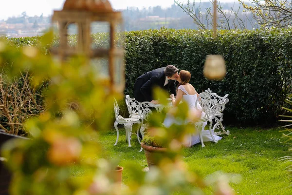 花园里的新郎和新娘 — 图库照片