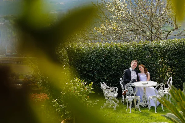 Vőlegény és a menyasszony a kertben — Stock Fotó