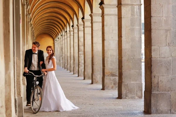 Novia y novio posando en la ciudad —  Fotos de Stock