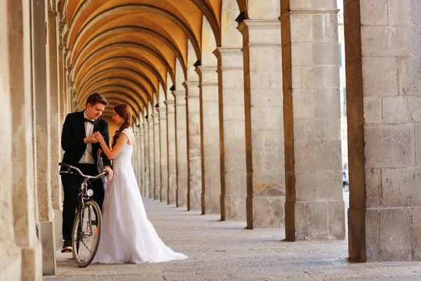 Novia y novio posando en la ciudad —  Fotos de Stock