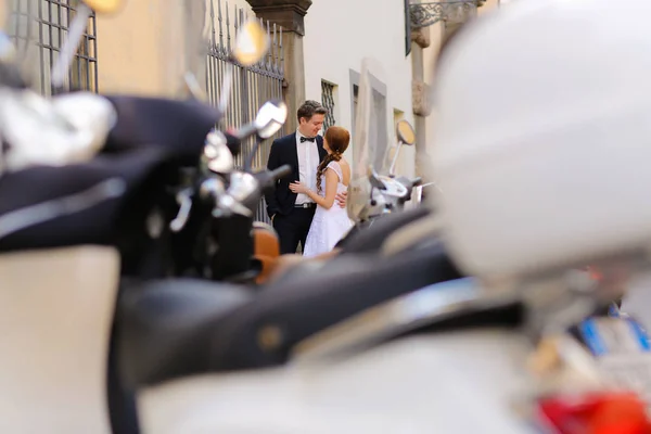 Novio y novia en la ciudad cerca de ciclomotores, enfoque selectivo —  Fotos de Stock