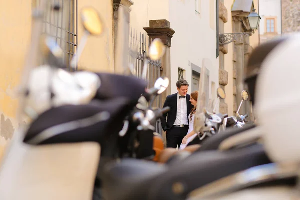 Groom and bride in the city near mopeds, selective focus — Stock Photo, Image