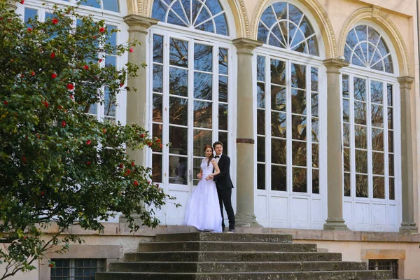 Novia y novio posando en la ciudad —  Fotos de Stock