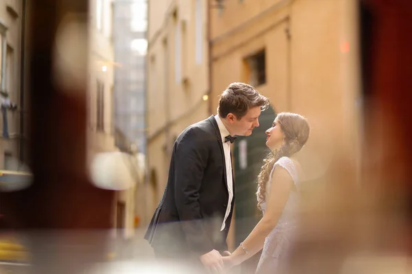Groom and bride in the city — Stock Photo, Image