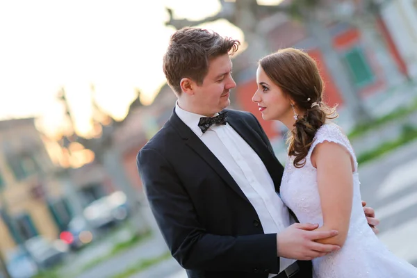 Brudgummen och bruden i staden — Stockfoto