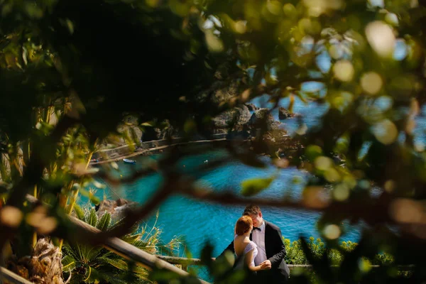 Novio y novia en las rocas junto al mar — Foto de Stock