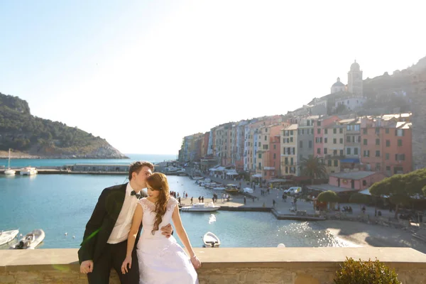 Sposa e sposo all'aperto vicino al mare — Foto Stock