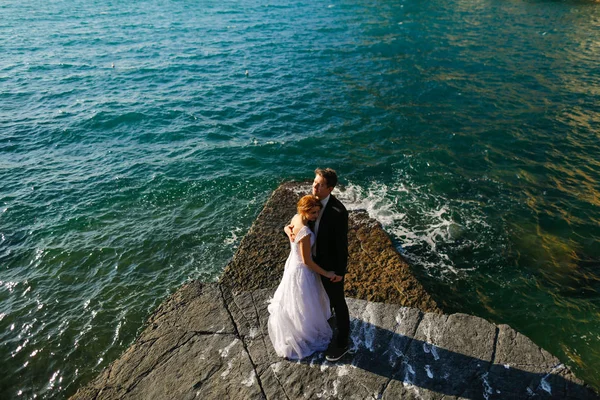 신랑과 신부는 바다 바위에 — 스톡 사진