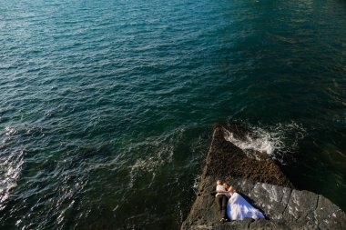 Damat ve gelin denizin kenarında buzlu