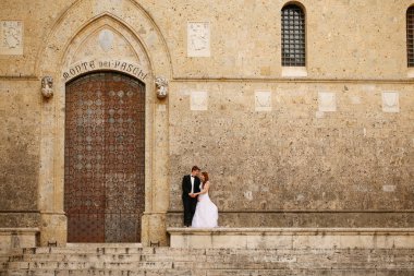 Gelin ve damat kilise kapısına yakın