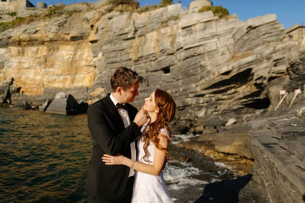 新郎和新娘在海边岩石上 — 图库照片