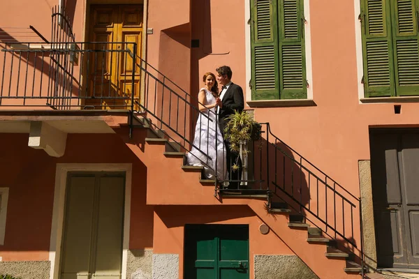 Bräutigam und Braut posieren in der Stadt — Stockfoto