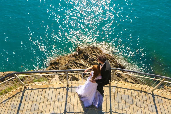 Bridal couple near the sea — Stock Photo, Image