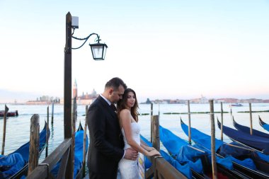 Damat ve gelin yakınındaki gondol Venedik İtalya