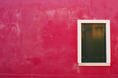Pencereli kırmızı duvar