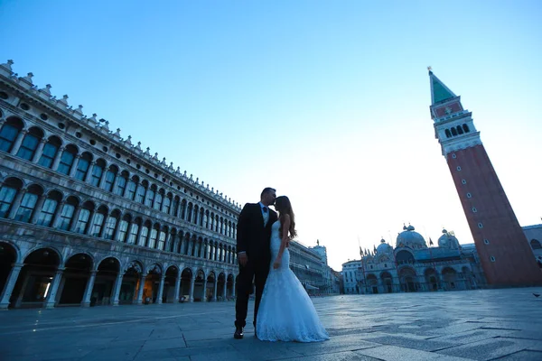 Brudgummen och bruden i Venedig, Italien — Stockfoto