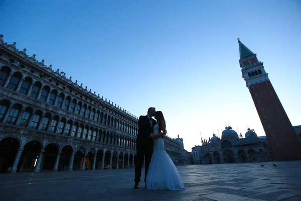 Novia y novio en la ciudad —  Fotos de Stock