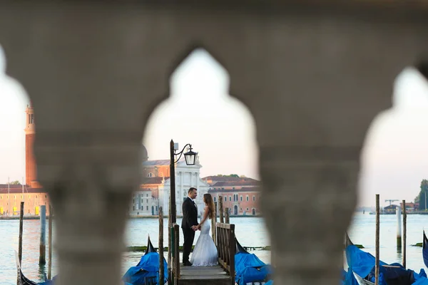 Noiva e noivo em Veneza Itália perto de gôndola — Fotografia de Stock