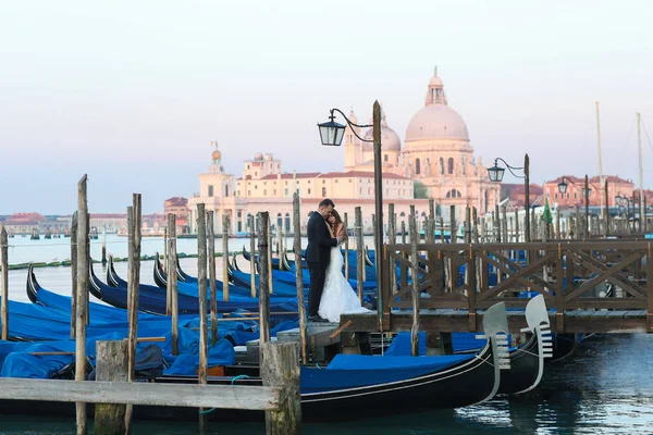 Noiva e noivo em Veneza Itália perto de gôndola — Fotografia de Stock