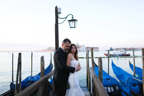 Novio y novia en Venecia Italia cerca de la góndola —  Fotos de Stock