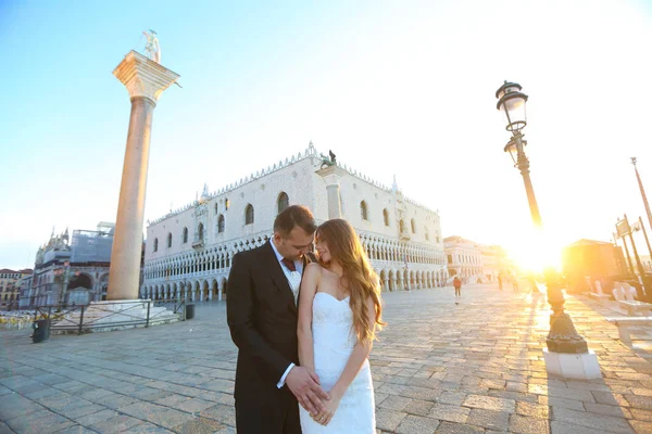 Brudgummen och bruden i Venedig, Italien — Stockfoto