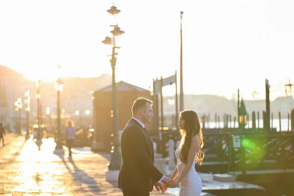 Bräutigam und Braut in Venedig, Italien — Stockfoto