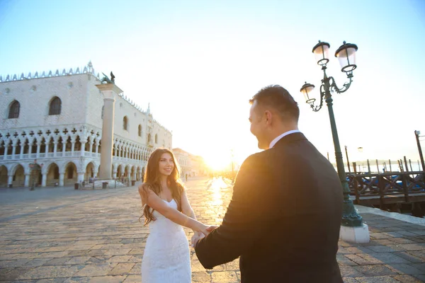 Bräutigam und Braut in Venedig, Italien — Stockfoto