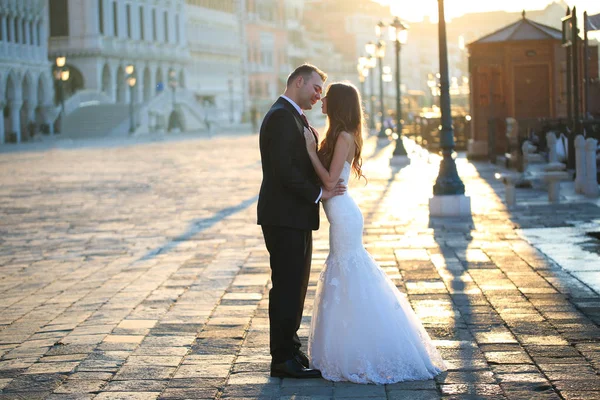 Groom and bride in Venice, Italy — Stock Photo, Image