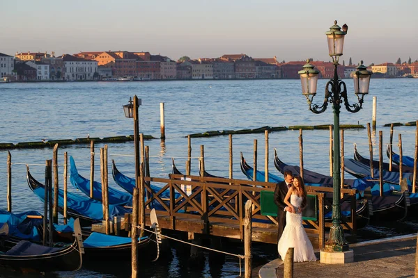 Noiva e noivo em Veneza Itália perto de gôndola — Fotografia de Stock