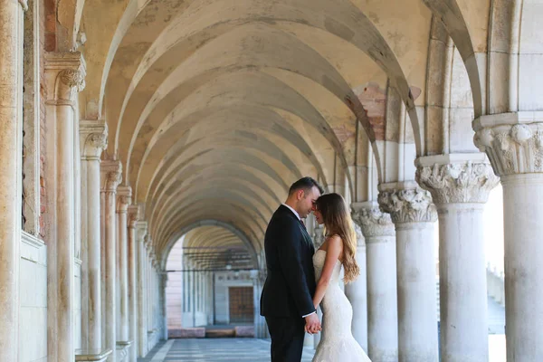 Esguicho e noiva em um corredor — Fotografia de Stock