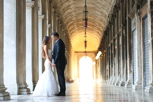 Brudgummen och bruden på en korridor — Stockfoto
