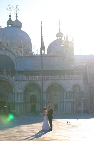 Bräutigam und Braut in Venedig, Italien — Stockfoto