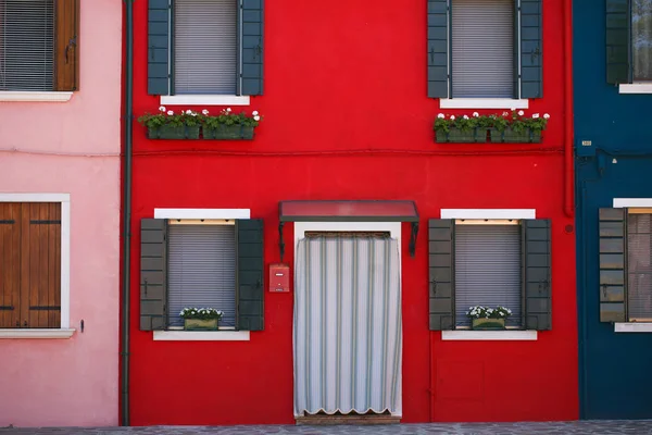 Vor einem roten Haus — Stockfoto